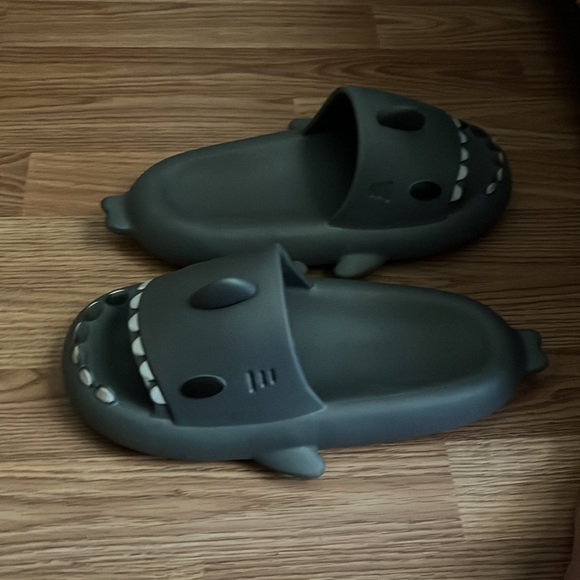 Shark slides, size 9.5 - Picture 2 of 3